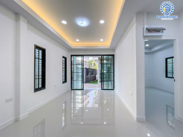 *****บ้านแฝดมือสองชั้นเดียว ย่านนนทบุรี ม.รวยรื่น ติวานนท์  บ้านสวยตกแต่งใหม่เหมือนมือหนึ่ง บนเนื้อที่ 32 ตร.ว. มาพร้อมฟังก์ชัน 3 ห้องนอน 3 ห้องน้ำ จอดรถ 1 คัน  บนทำเลศักยภาพ เชื่อมต่อถนนหลายเส้นทาง ใกล้จุดขึ้นทางด่วนงามวงศ์วาน และ รถไฟฟ้าสถานีกระทรวงสาธารณสุข เติมเต็มด้วยสิ่งอำนวยความสะดวกครบครัน